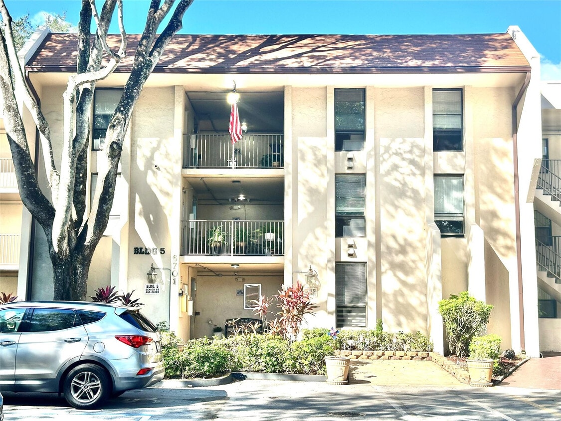 Foto principal - 6701 N University Dr