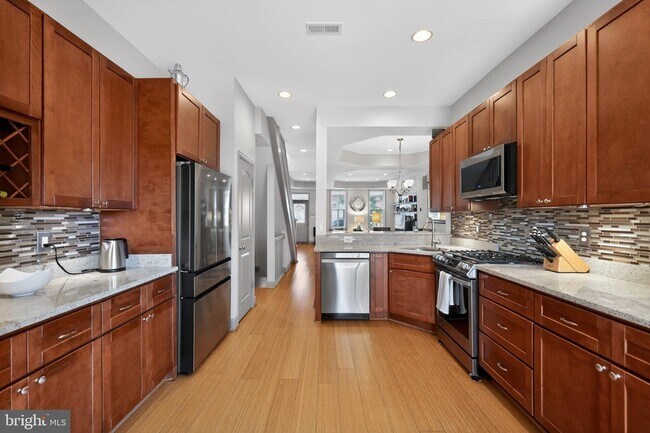 Building Photo - 928 Ingraham St NW