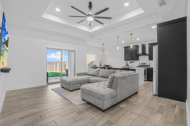 Foto del edificio - 3504 Jorge Sosa Dr