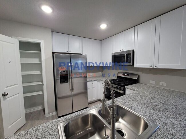 Building Photo - *SPECIAL OFFER! TOURS AVAILABLE!* 3 BEDROO...