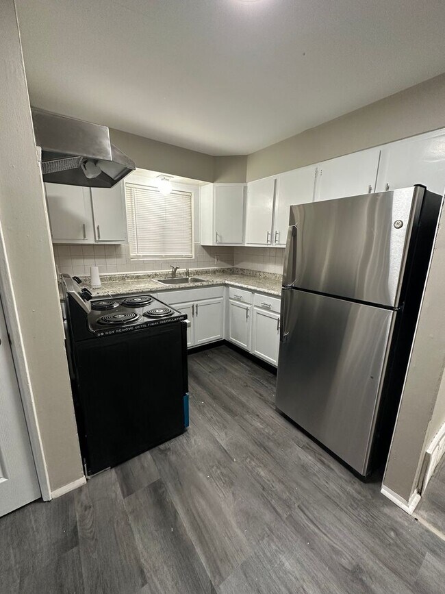 Foto del edificio - Renovated Two Bedroom One Bath Home Coming...