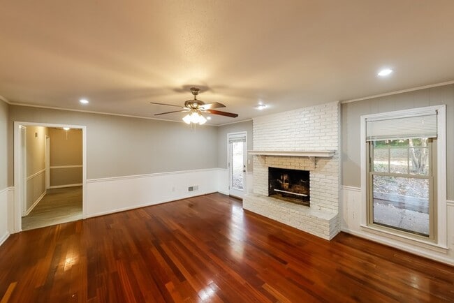 Building Photo - 704 Greystone St