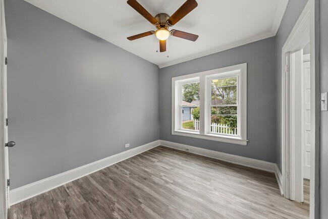 Building Photo - 6S381 4th St