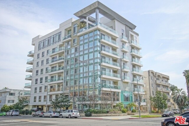 Foto principal - 702 S Serrano Ave