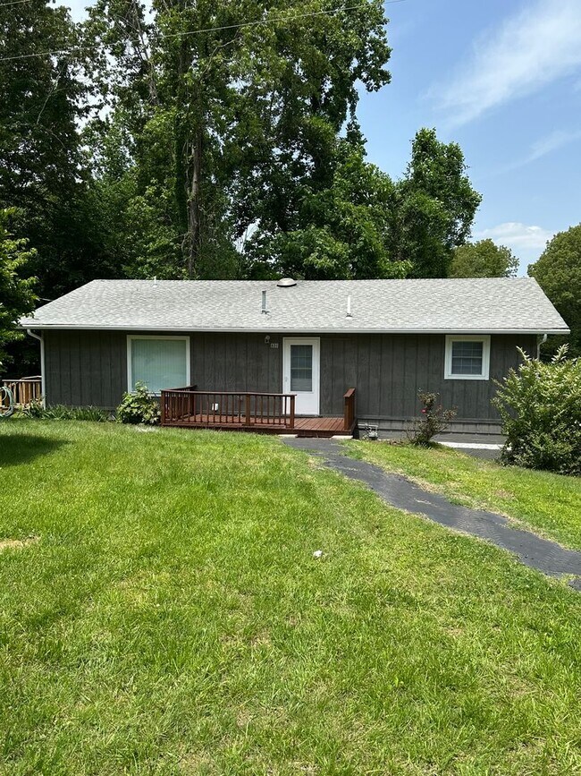 Building Photo - 628 E Jennings Rd