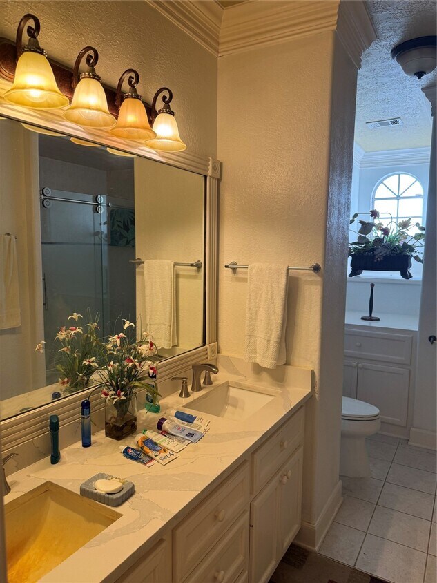 Building Photo - 6015 Ladonia St