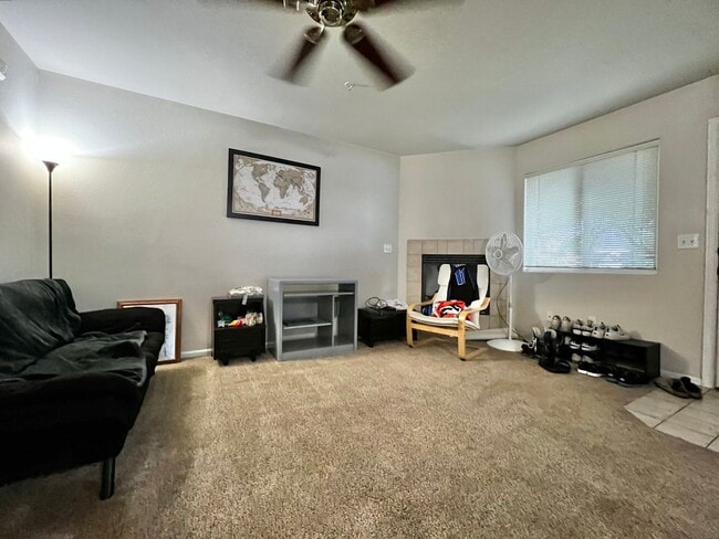 Building Photo - Great 2-Bed, 2.5-Bath Townhome in Prime Fo...
