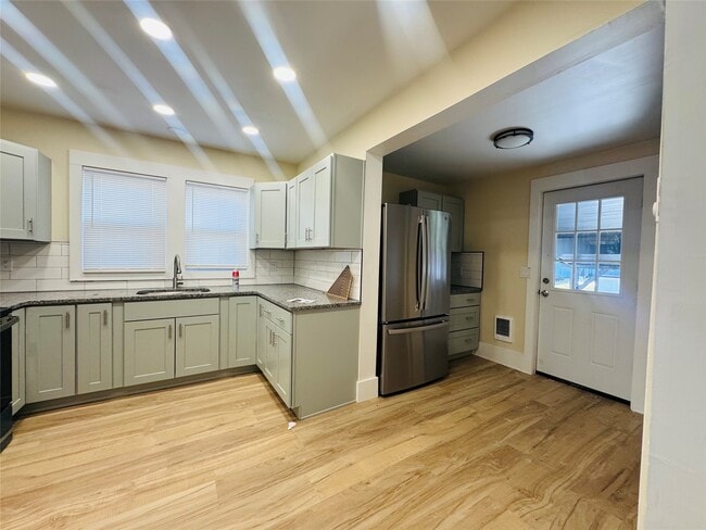 Building Photo - 202 Cleveland Ave