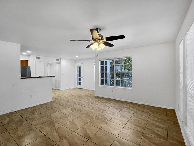 Building Photo - 1050 Crystal Way