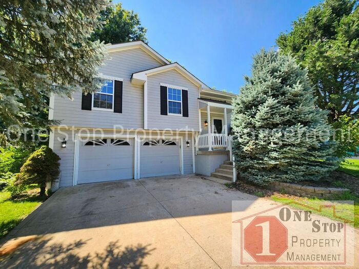 Foto principal - 4 bedroom, 2.5 bathroom, 2 car garage home...