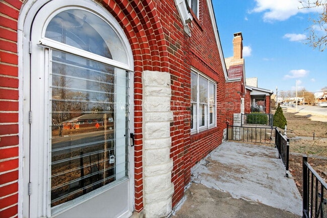 Building Photo - 3155 Hampton Ave