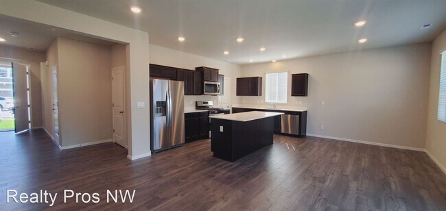 Building Photo - 4 br, 2.5 bath House - 1020 SW Pendleton Way