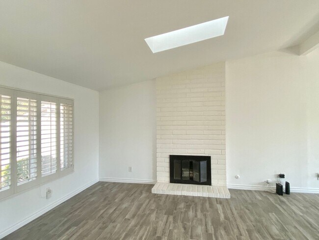 Building Photo - Single story Lake Lindero 4b/2b home with amazing lake views!