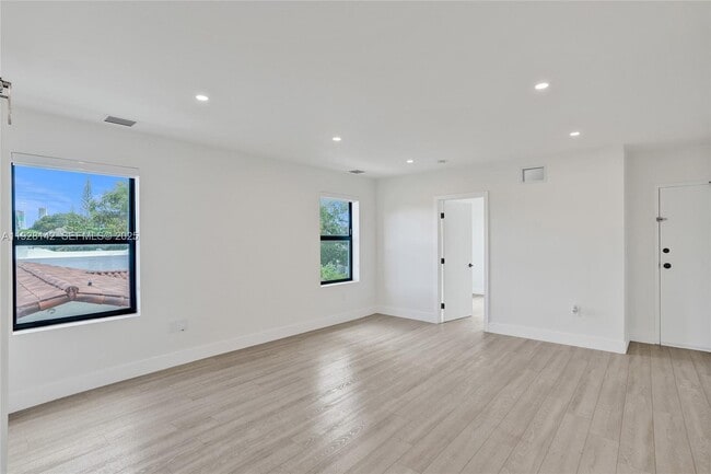 Building Photo - 1721 SW 13th St