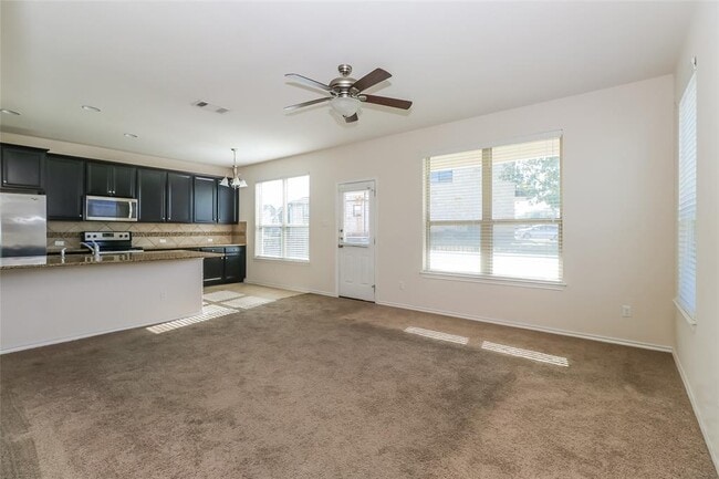 Building Photo - 2105 Town Centre Dr