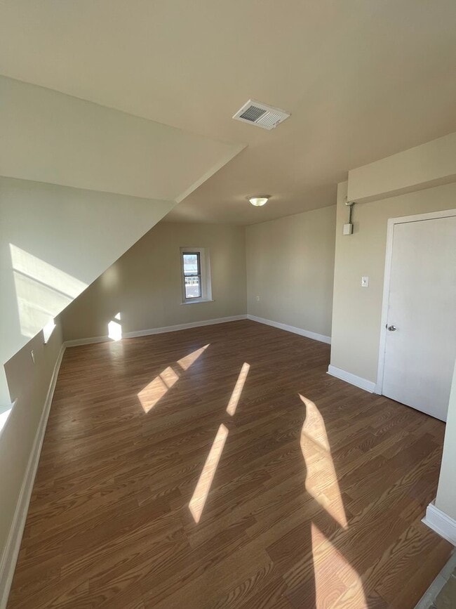 Foto del edificio - UPDATED 1 BED 1 BATH 2ND FLOOR APARTMENT