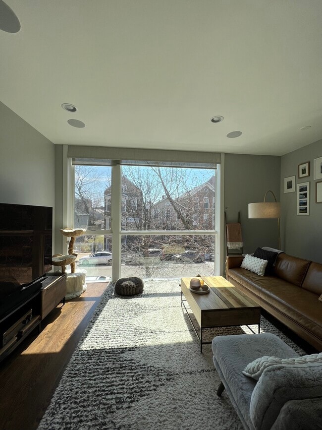 Living Room - 1534 W Cortez St