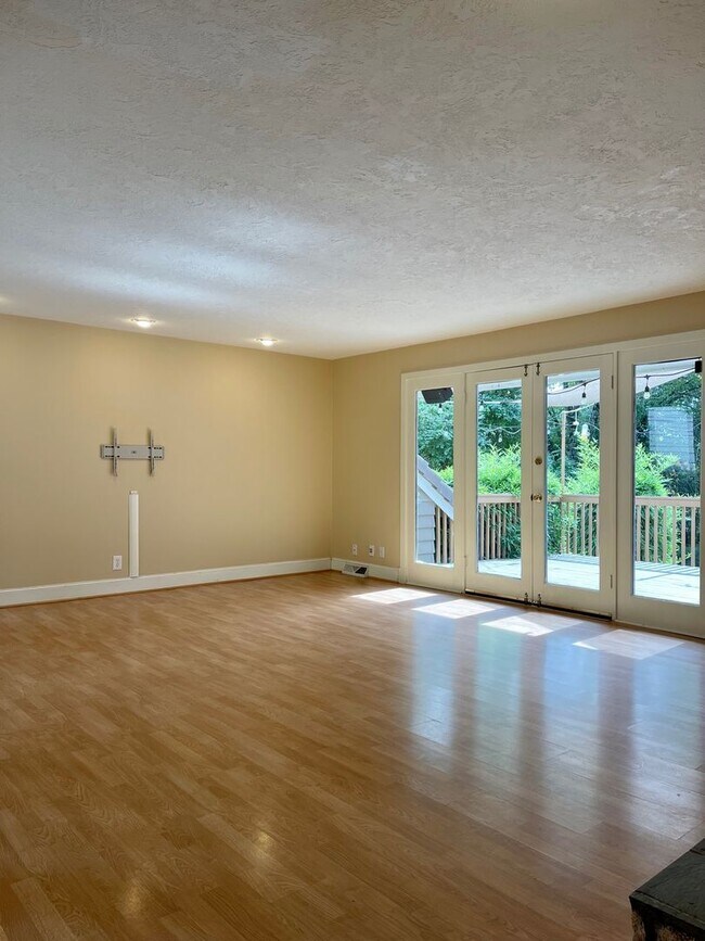 Building Photo - Large home in great West Slope location!