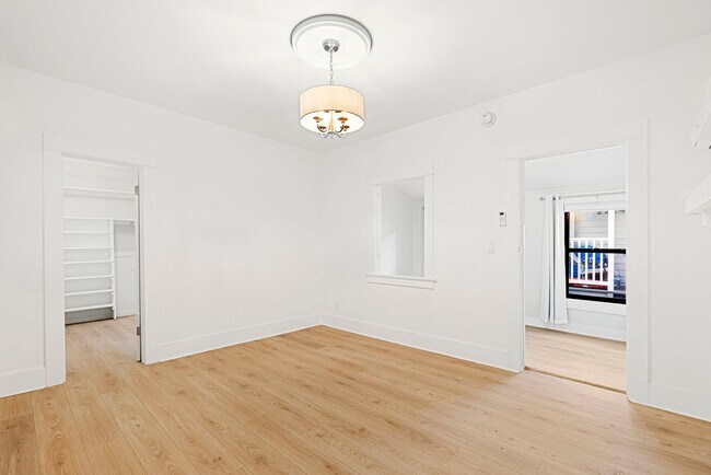 Building Photo - 2 WEEKS FREE!! Newly Renovated JR 1-Bedroo...