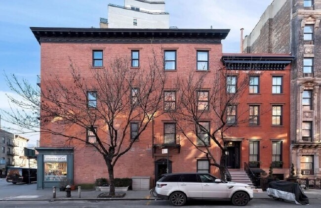 Building Photo - 303 W 10th St