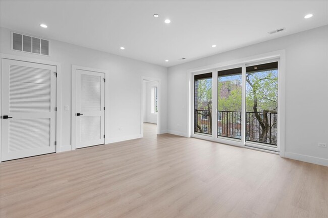 Building Photo - 906 W Dakin St