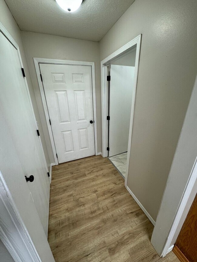 Foto del edificio - 3 bed, 2 bath, 2 car garage.