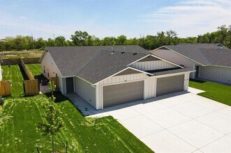 Building Photo - 518-520 W 50th Ct S