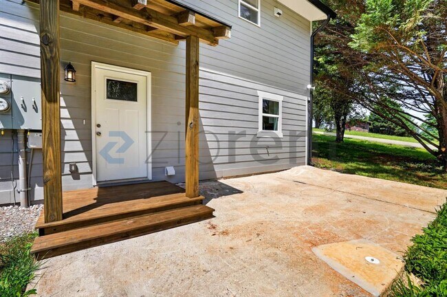 Building Photo - Unit 2