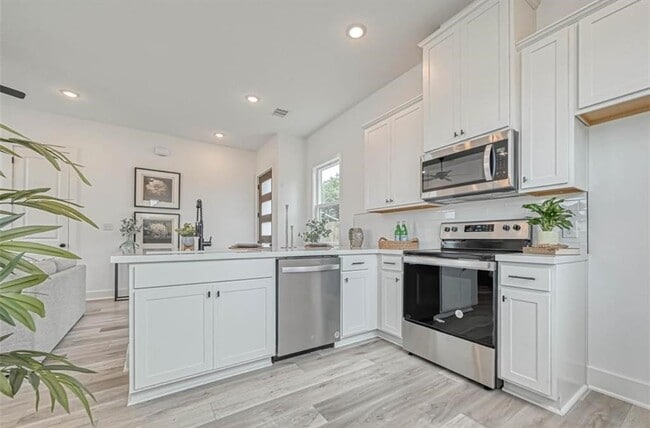 Foto del edificio - 8405 Schneider St