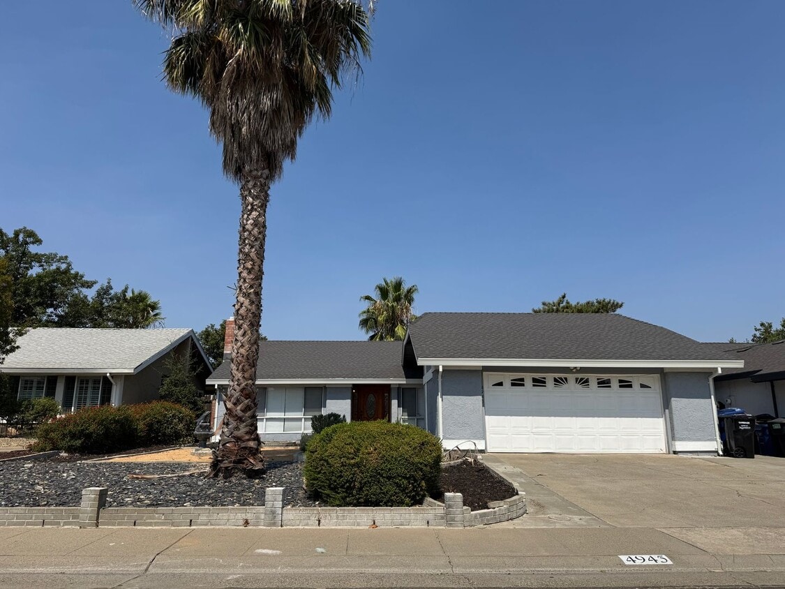 Foto principal - Single story home with low maintenance lan...