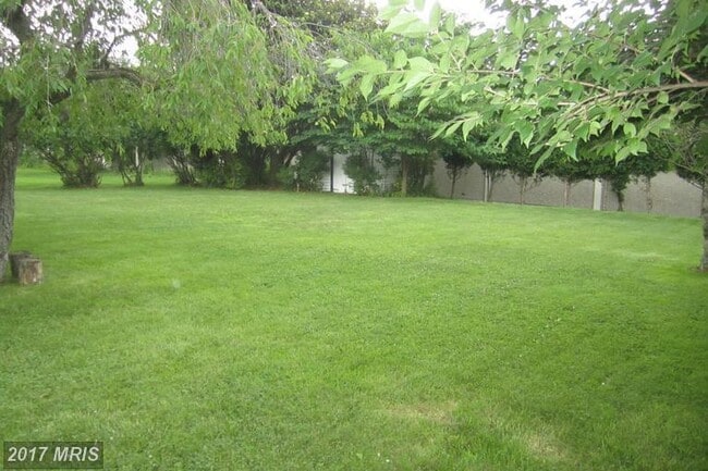 Building Photo - Split Foyer 3bd. 2.5bth Home for Rent in L...