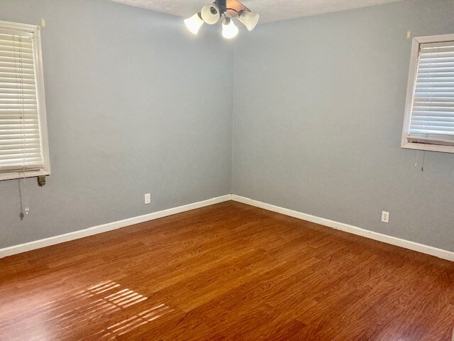 Building Photo - 2126 Lakeview Dr