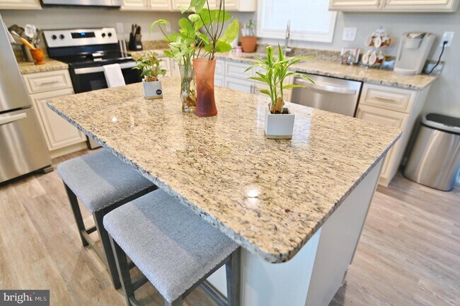 Foto del edificio - 627 Coverstone Ln