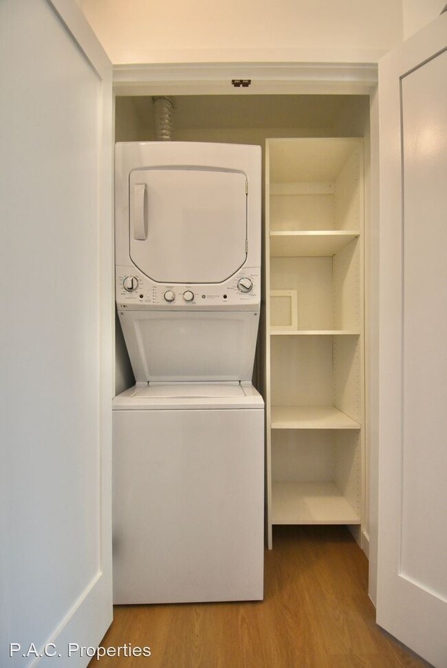 Building Photo - 1 br, 1 bath Apartment - 5220-26 Radford A...