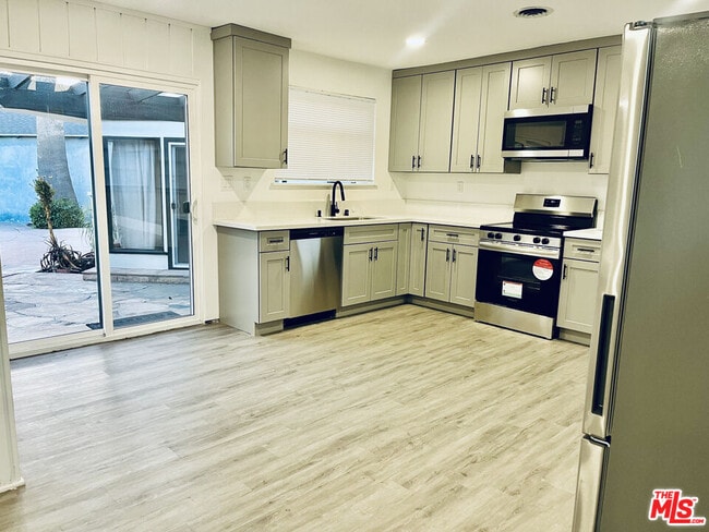 Foto del edificio - 4675 Laurelgrove Ave