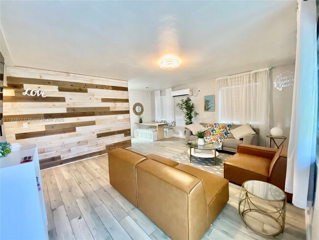 Foto del edificio - 2462 Adams St