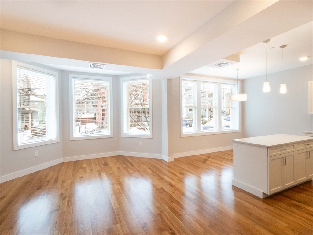 Foto principal - 142 Coolidge St