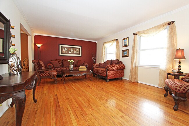Building Photo - 30 Colonial Woods Dr