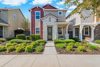 Building Photo - 2717 N Cove Dr