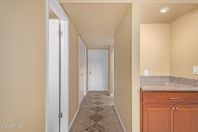 Building Photo - 4150 E Cactus Rd