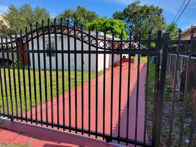 Right Gate - 1646 NE 150th ST Townhome