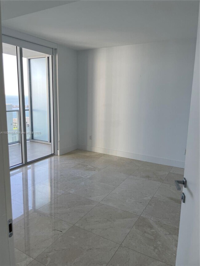 Building Photo - 1300 Brickell Bay Dr