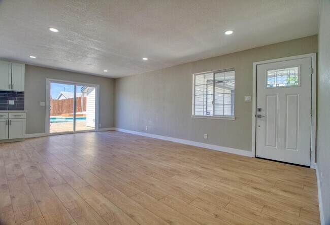 Foto del edificio - 6113 Coyle Ave