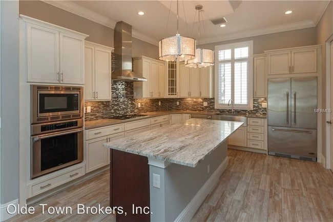 Building Photo - 3 br, 3.5 bath House - 641 E Jackson St.