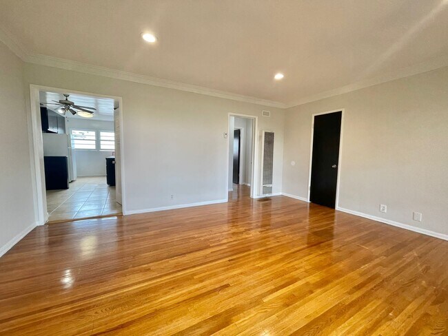 Foto del edificio - 7571 Willoughby Ave