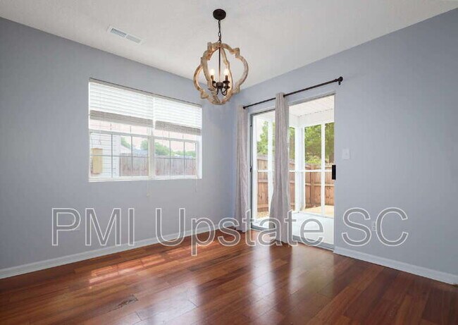 Foto del edificio - 12 Hayfield Ln