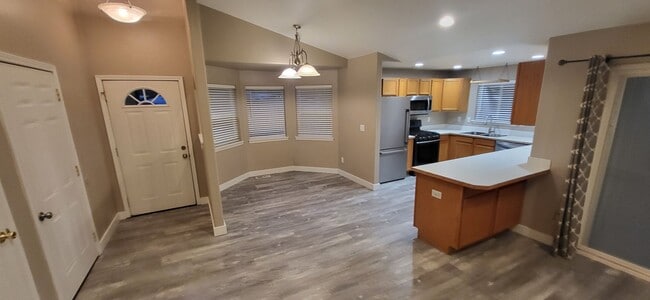 Building Photo - 3 Bed 2 Bath Single level -Trex Deck- Larg...