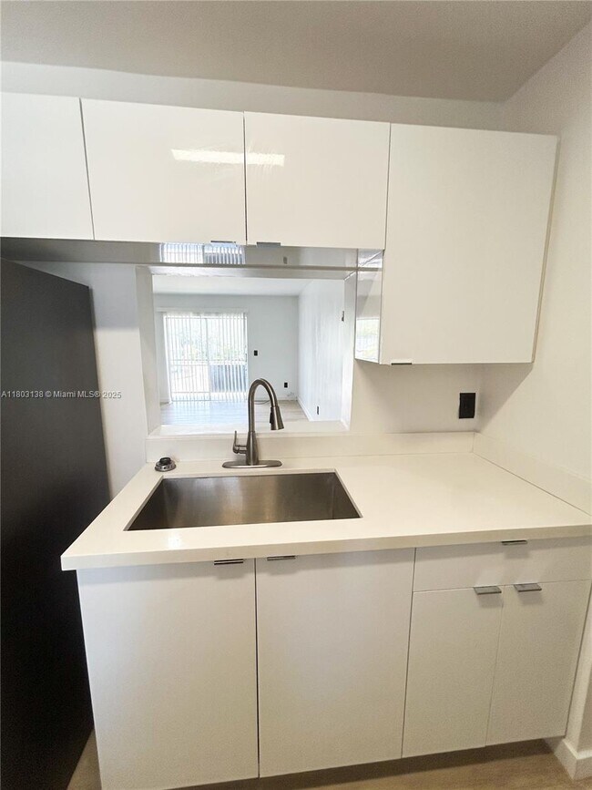 Foto del edificio - 888 NE 132nd St