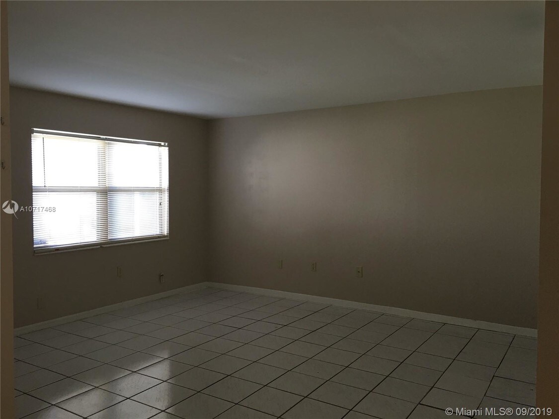 Foto principal - 10370 SW 220th St