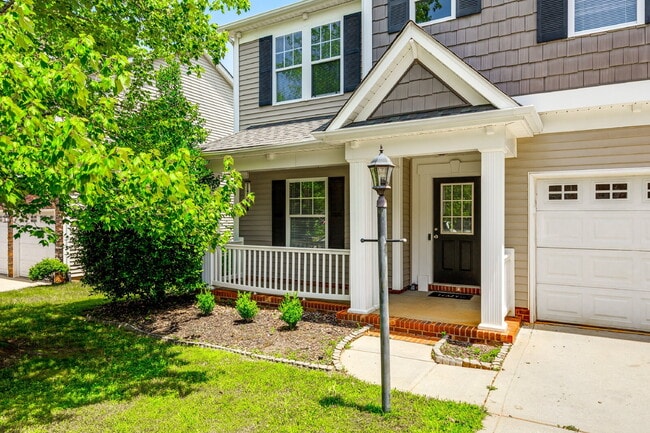 Building Photo - Spacious 4 bedroom 3 bath home with beauti...